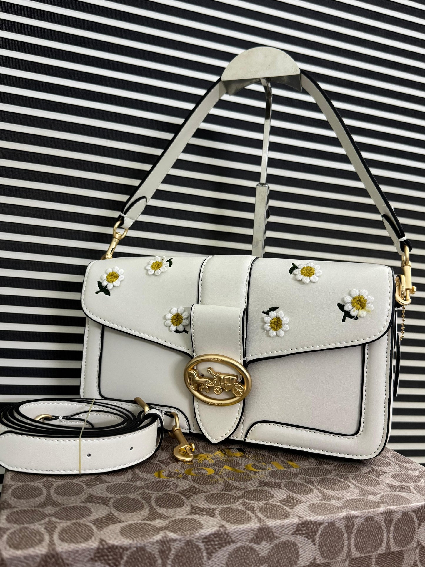 *COACH*
Georgie Shoulder Bag In Colorblock Signature Canvas & Daisy Embroidery