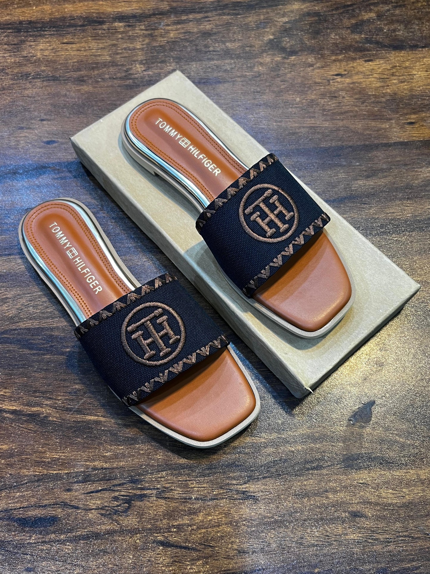 TOMMY HILFIGER SLIDES