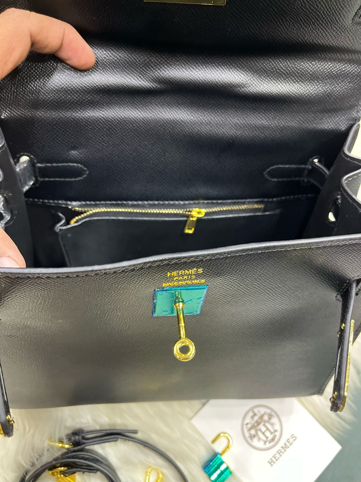 H01 Black