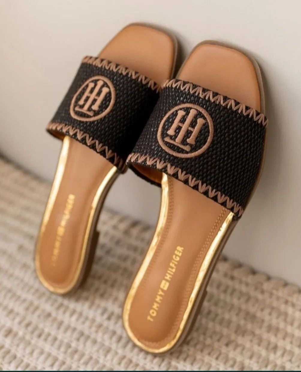 TOMMY HILFIGER SLIDES