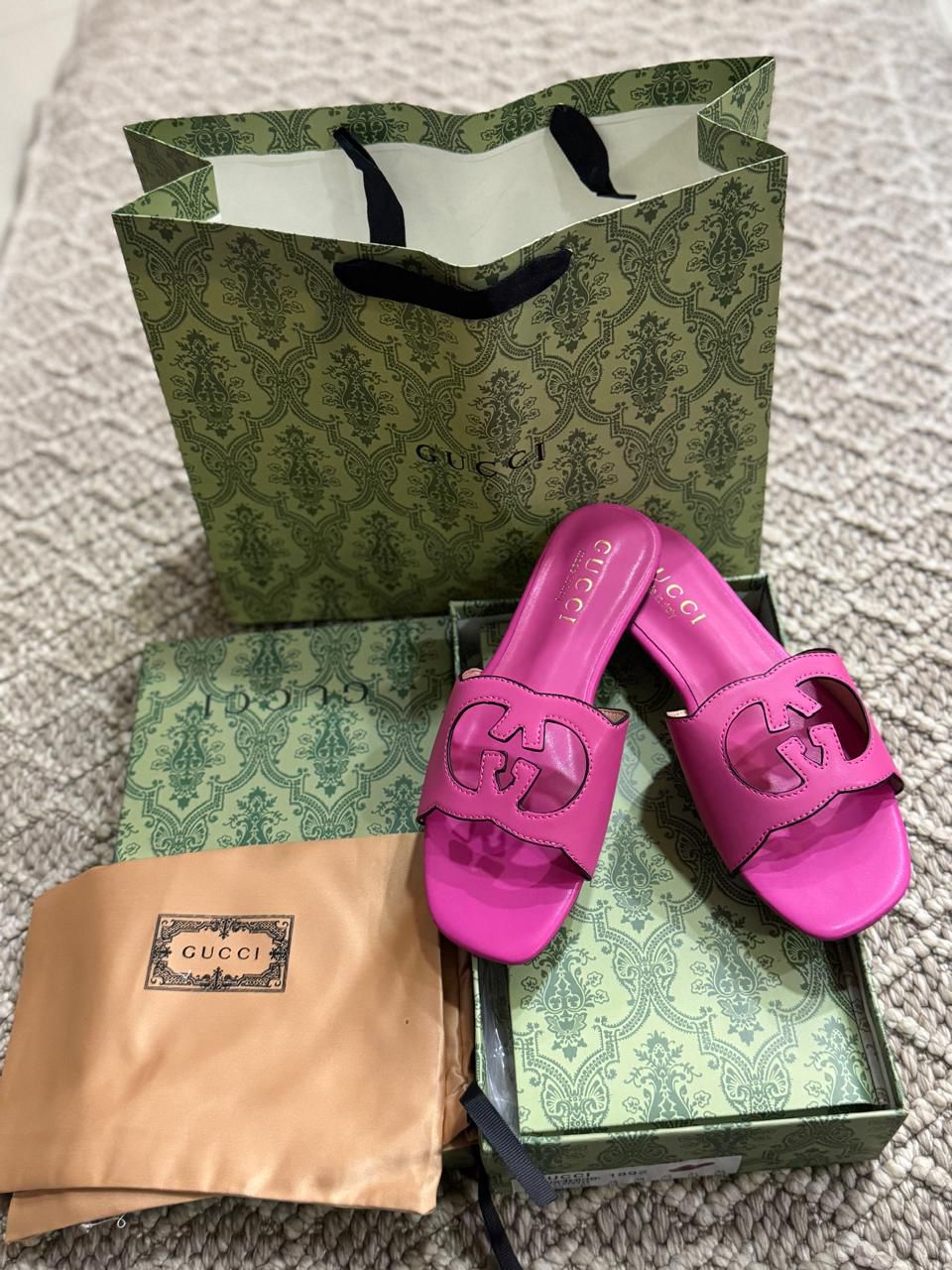 GUCCI INTERLOCKING SLIDES IN PINK